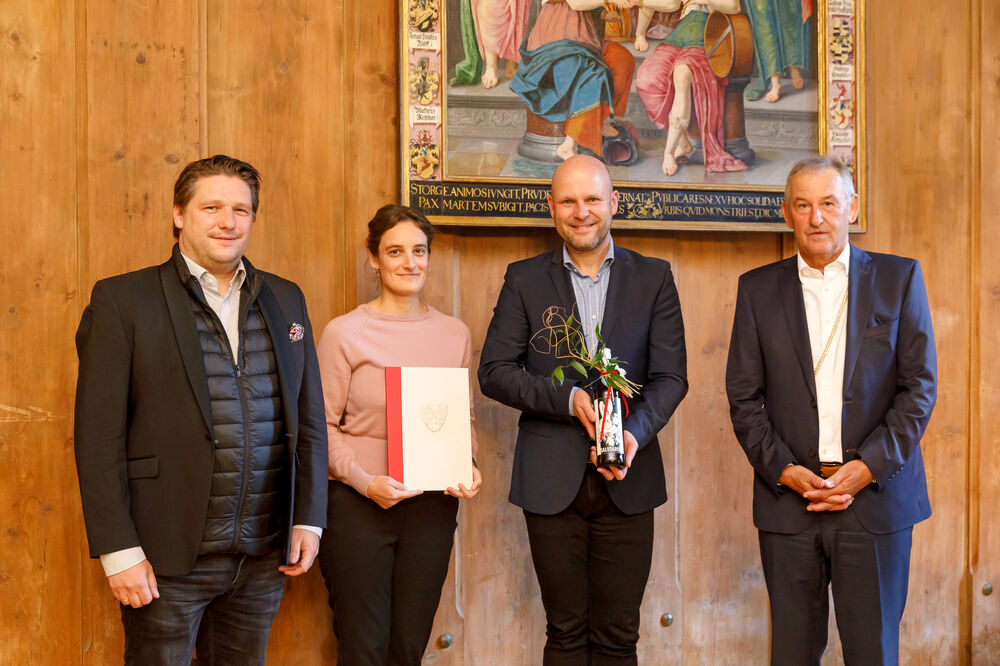 Dr. Matthias Schloderer (kaufmännischer Direktor), Johanna Loher (Nachhaltigkeitsmanagerin), Intendant Sebastian Ritschel & Umweltbürgermeister Ludwig Artinger 