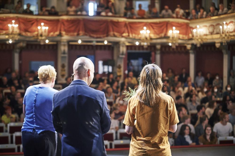 Wir sind gespannt und freudig: eine große Herausforderung wartet auf die Kolleg*innen des Theater Regensburg.