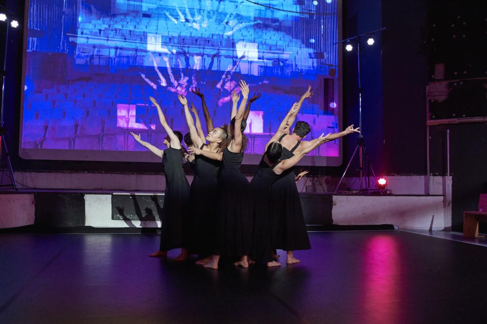 Das Tanz-Ensemble im Gloria-Kino