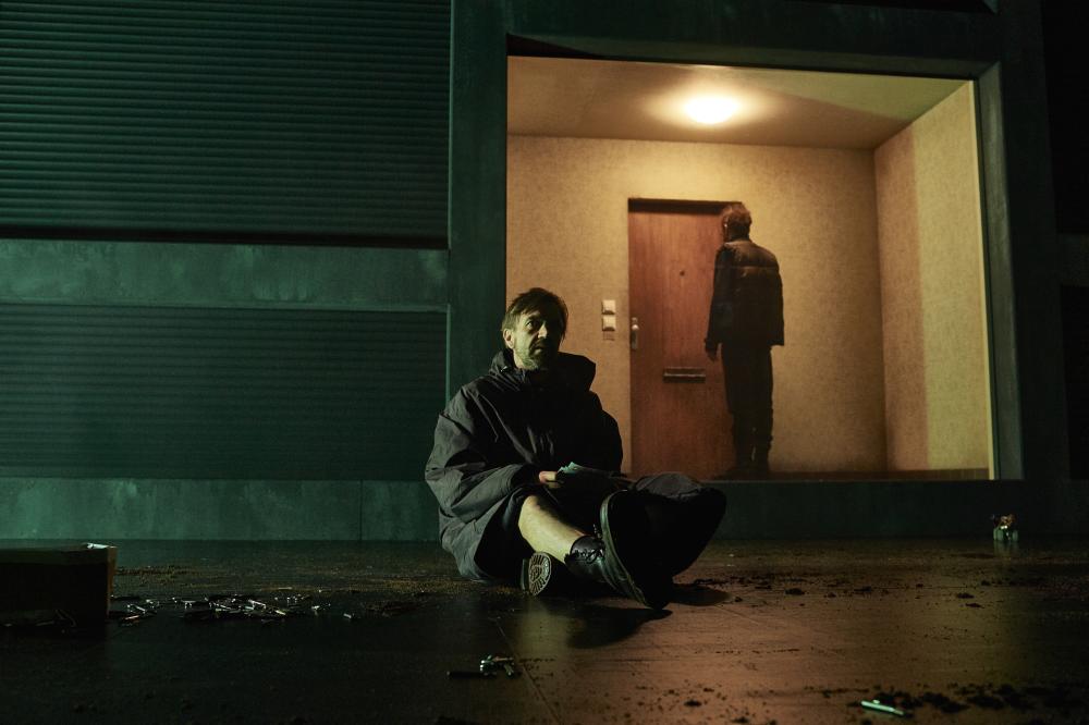 DRAUSSEN VOR DER TÜR