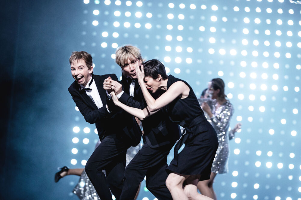 Video "Publikumsstimmen MERRILY WE ROLL ALONG"